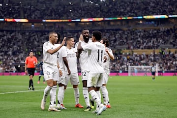 Los jugadores felicitan a Rodrygo tras marcar en la Intercontinental.