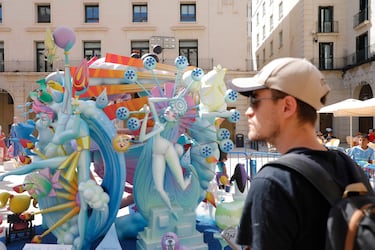 Las fallas visten las calles de Alicante. 