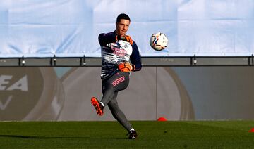 El hijo del m¨ªtico Santi no viene de su temporada de ensue?o. Comenz¨® siendo titular en el Real Madrid Castilla hasta que Ra¨²l vio el nivel estelar de Mario de Luis. No lleg¨® a debutar con el primer equipo en la gira.