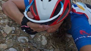 Una ciclista se oculta en un terraplén en Israel tras el asalto de Hamás desde la Franja de Gaza.