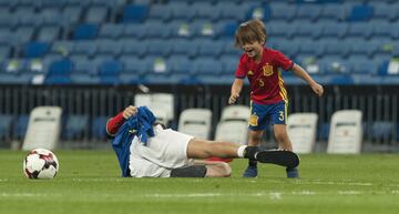 Piqué jugando con su hijo.