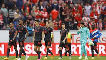 Mainz (Germany), 22/04/2023.- Players of Munich leave the pitch after losing the German Bundesliga soccer match between 1. FSV Mainz 05 and FC Bayern Munich in Mainz, Germany, 22 April 2023. (Alemania) EFE/EPA/RONALD WITTEK ATTENTION: The DFL regulations prohibit any use of photographs as image sequences and/or quasi-video.
