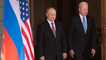 (FILES) In this file photo taken on June 16, 2021 US President Joe Biden (R) and Russian President Vladimir Putin arrive for a US-Russia summit at Villa La Grange in Geneva. - US President Joe Biden has agreed in principle to a meeting with his Russian co