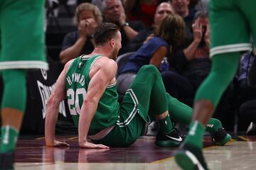 El alero Gordon Hayward, que debutaba con los Celtics de Boston, sufri¨® una grave lesi¨®n al fracturarse el tobillo izquierdo al caer mal tras una entrada a canasta a los cinco minutos de empezar el partido inaugural de la temporada de la NBA 2017/18.