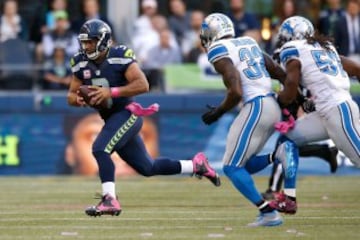 La OL de los Seahawks no es capaz de defender a Russell Wilson, por ello debe correr y correr, por su propia integridad. 