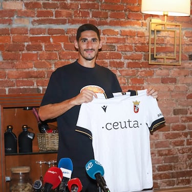 El Ceuta festeja su inscripción en el fútbol profesional