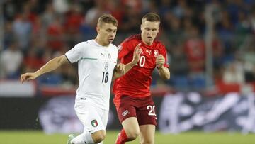 Soccer Football - World Cup - UEFA Qualifiers - Group C - Switzerland v Italy - St. Jakob-Park, Basel, Switzerland - September 5, 2021 Italy&#039;s Nicolo Barella in action with Switzerland&#039;s Michel Aebischer REUTERS/Arnd Wiegmann