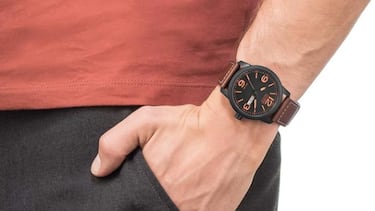 Tirando por la ventana de Amazon el precio de un reloj de por vida: Es resistente a la carga solar, a la luz y al agua
