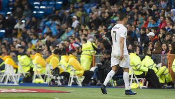 Cristiano Ronaldo abandona el campo en dirección al vestuario.