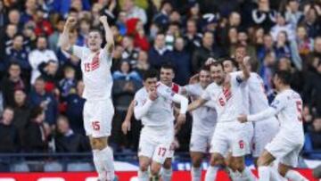 Los jugadores de Gibraltar celebran su gol.