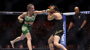LAS VEGAS, NEVADA - SEPTEMBER 14: (L-R) Valentina Shevchenko of Kyrgyzstan fights Alexa Grasso of Mexico for the Women's Flyweight title during UFC 306: Riyadh Season Noche at Sphere on September 14, 2024 in Las Vegas, Nevada. Christian Petersen/Getty Images/AFP (Photo by Christian Petersen / GETTY IMAGES NORTH AMERICA / Getty Images via AFP)
