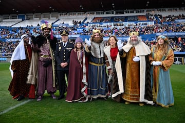 Los Reyes Magos han llegado a Zaragoza en un helicóptero de la Policía Nacional al estadio de La Romareda.