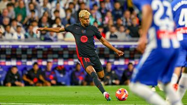 0-1. Recibe el balón Lamine Yamal en su banda, avanza hacia dentro y en el balcón del área suelta un zurdazo que entra por la escuadra del palo largo de Joan García. Imparable para el guardameta perico.