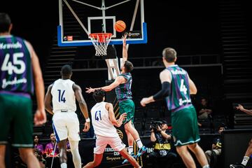 Jonathan Barreiro, entrando a canasta durante el Unicaja Baloncesto - Petro de Luanda de la Copa Intercontinental.