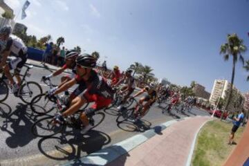 El pelotón rueda durante la sexta etapa de La Vuelta Ciclista a España 2014, que ha partido hoy de la localidad malagueña de Benalmádena y que terminará en el Alto de Cumbres Verdes.