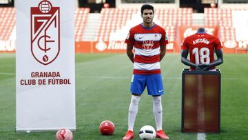 Anto&ntilde;&iacute;n, en su presentaci&oacute;n como jugador del Granada.