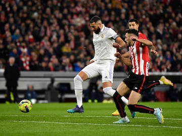 Karim Benzema intenta controlar el balón ante la oposición de  Aitor Paredes.