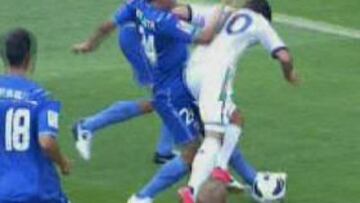 <b>8'. </b>No hay penalti a Özil.