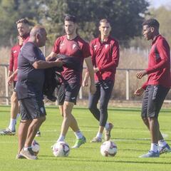 El debate en el lateral derecho: Albarrán o Carlos Isaac