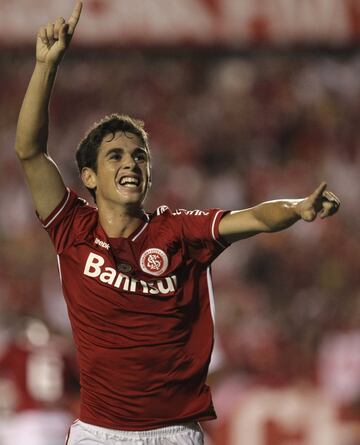 5. Oscar (del Internacional al Chelsea, 2012): 32 millones.