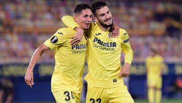 Villarreal&#039;s Spanish midfielder Alex Baena celebrates with Villarreal&#039;s Spanish forward Yeremi Pino (L) after scoring his team&#039;s third goal during the UEFA Europa League group I football match between Villarreal CF and Maccabi Tel Aviv at L