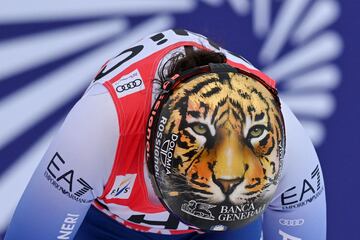 Impactante imagen de Federica Brignone tomada despus de competir en la prueba de descenso femenino de la
Copa del Mundo de esqu alpino FIS que se disputa en Garmisch-Partenkirchen (Alemania). Est claro que el tigre estampado en su casco confiere a la italiana un porte que, sin duda, resulta escalofriante e intimidador para sus rivales.