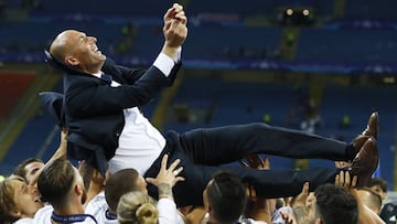 Zidane manteado por los jugadores en San Siro después de ganar la Champions League.