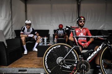 Los ciclistas se relaja antes del comienzo.