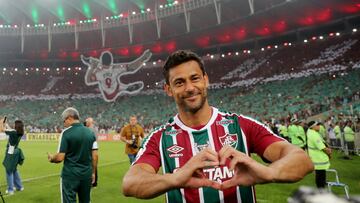 Soccer Football - Brasileiro Championship -  Fluminense v Ceara - Maracana, Rio de Janeiro, Brazil - July 9, 2022 Fluminense's Fred arrives on the pitch and acknowledges fans as he will play his last game REUTERS/Sergio Moraes