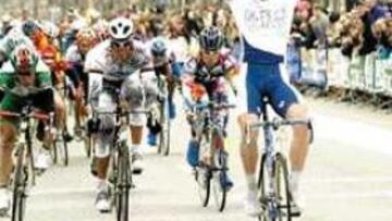 <B>SPRINT DESCAFEINADO. </B>Petacchi no encontró rivales de entidad en el primer sprint de la Vuelta a Valencia.