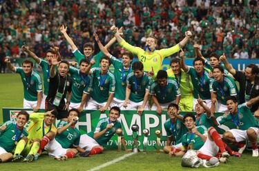 Los dirigidos por Raúl ‘Potro’ Gutiérrez consiguieron meter más de 90,000 personas al 'Coloso' en el que es, todavía, el partido Sub 17 con mayor asistencia en toda la historia. México se consagró bicampeón de la categoría al vencer 2-0 a Uruguay, con tantos de Antonio Briseño y Giovanni Casillas.