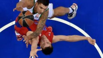 Sasha Kaun ante Esteban Batista.