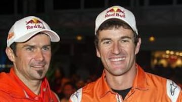 El piloto español Marc Coma (en el centro) junto a los franceses Cyril Despres (izquierda) y Stephane Peterhansel (derecha) durante la presentación del Rally Dakar 2013, en París.