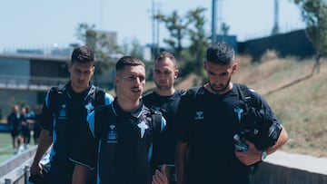 Bryan Zaragoza, futbolista del Celta, junto al segundo entrenador del equipo vigués Rober Fernández.