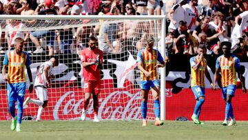 El Valencia se lamenta tras recibir un gol.