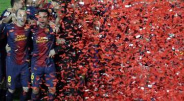 El Barcelona recibe el trofeo de la Liga BBVA 2012-2013.