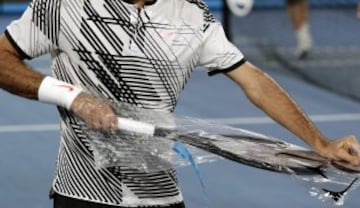 Roger Federer cambia de raqueta.