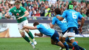 Jamie Heaslip intenta irse de Tommaso Benvenuti  durante un partido del Seis Naciones de 2017 entre Italia e Irlanda en el Estadio Ol&iacute;mpico de Roma.