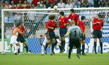 Chilavert lanza una falta en el España-Paraguay de 2002 en el Mundial de Corea y Japón.