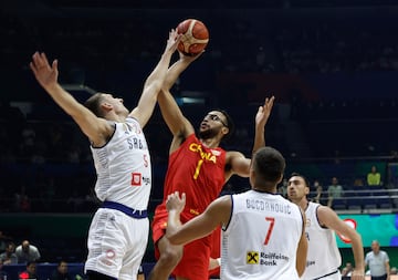 Nikola Jovic of Serbia (L) in action against Li Kaier of China (C) during the FIBA Basketball World Cup 2023