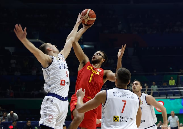 How many timeouts are allowed in FIBA basketball games and how long are