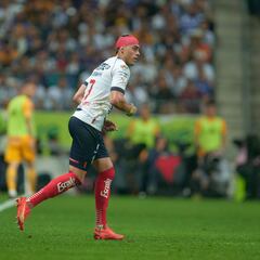 Golpazo entre Rogelio Funes Mori y Jesús Angulo; se aplicó el protocolo de conmociones