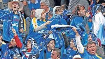 <b>APOYO. </b>Los hinchas del Getafe quieren llevar en volandas a su equipo ante el Barcelona.