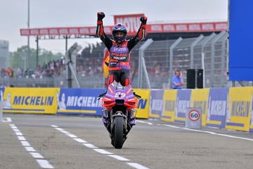 Jorge Martín, brazos en alto, celebra la victoria en Francia. 