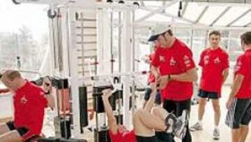 <b>COMPAÑERISMO. </b>Roma ayuda a uno de sus compañeros del equipo a levantar las pesas.