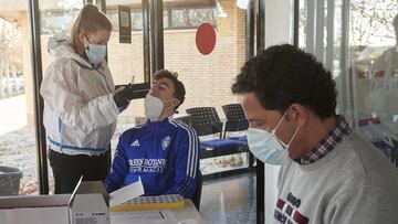 Francés se somete al tes de antígenos y a la PCR antes del entrenamiento de esta mañana.