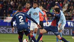 Boufal pelea por un bal&oacute;n en el partido entre Huesca y Celta.