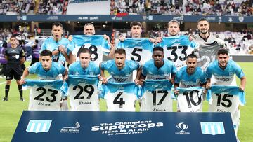 Al Ain (United Arab Emirates), 20/01/2023.- Players of Racing Club pose during the Supercopa Argentina final soccer match between Boca Juniors and Racing Club in Al Ain, United Arab Emirates, 20 January 2023. (Emiratos Árabes Unidos) EFE/EPA/ALI HAIDER
