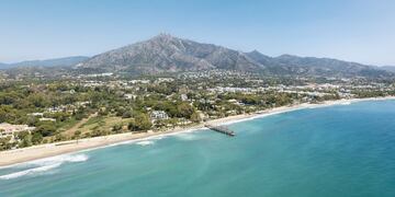 Se sitúa en uno de los tramos más exclusivos de Marbella, en la comúnmente llamada ‘Milla de Oro’.  Las montañas de la Sierra Blanca se elevan a la espalda de esta playa que cuenta con una longitud de más de 1 kilómetros y una anchura media de 400 metros. De arena fina y dorada, Cuenta con un muelle de madera que se adentra directamente en el mar. Es muy popular entre la gente más adinerada. Es muy común encontrarse con celebridades y, a menudo, se celebran eventos en su interior. 