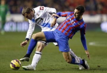 El jugador del Levante Iván López pelea un balón con Bergantiños, del Deportivo de La Coruña, durante el partido de Liga en Primera División 